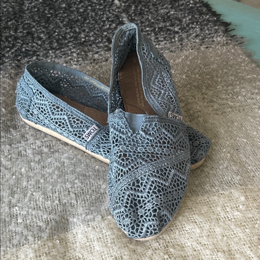 TOMS Women's Light Blue Crochet Flats
